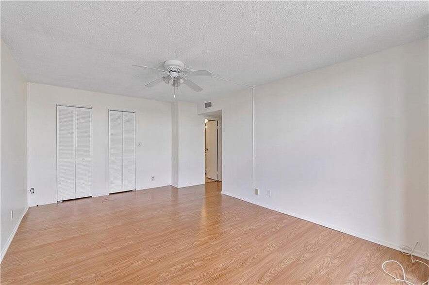 Building Photo - 1000 Parkview Dr