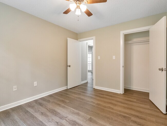 Building Photo - 9138 Clubhouse Dr
