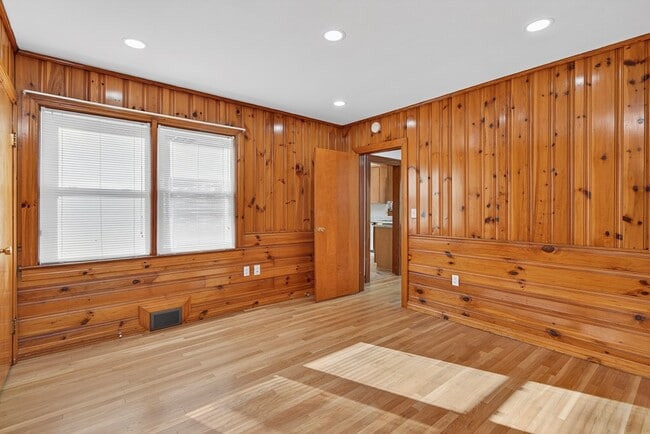 Building Photo - 250 Gillespie Dr NE