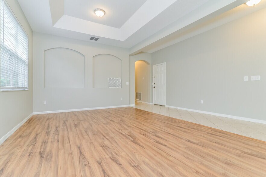 Building Photo - 14221 Lake Live Oak Dr