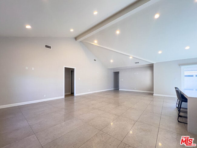 Building Photo - 15424 Camarillo St