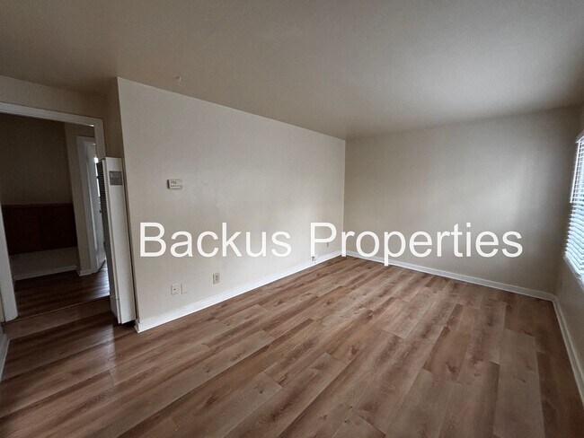 Building Photo - 15 E Acacia St