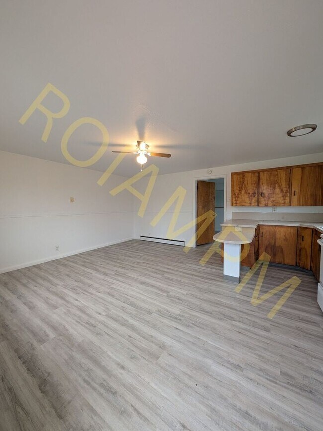 Building Photo - Charming 1 Bed / 1 Bath Duplex Apartment