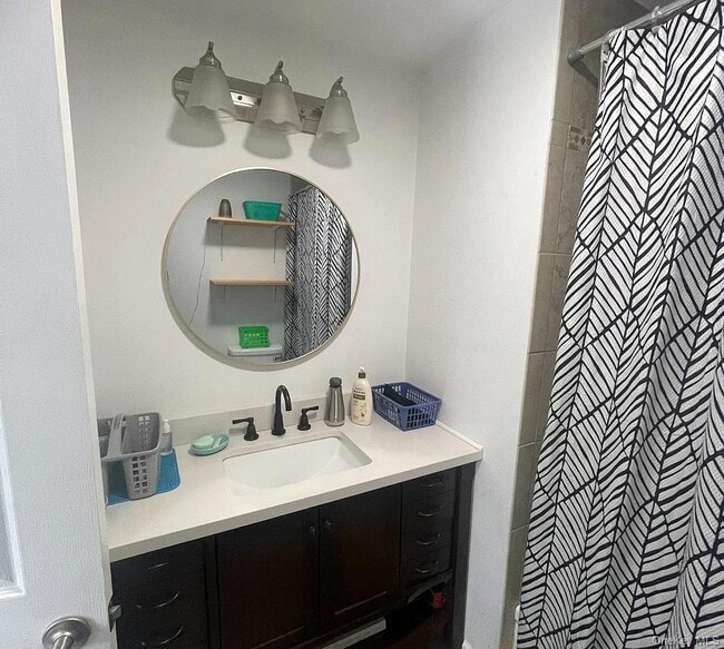 Building Photo - 8 Hideaway Ln