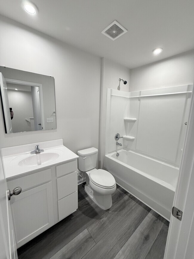 Building Photo - 400 el Camino Dr