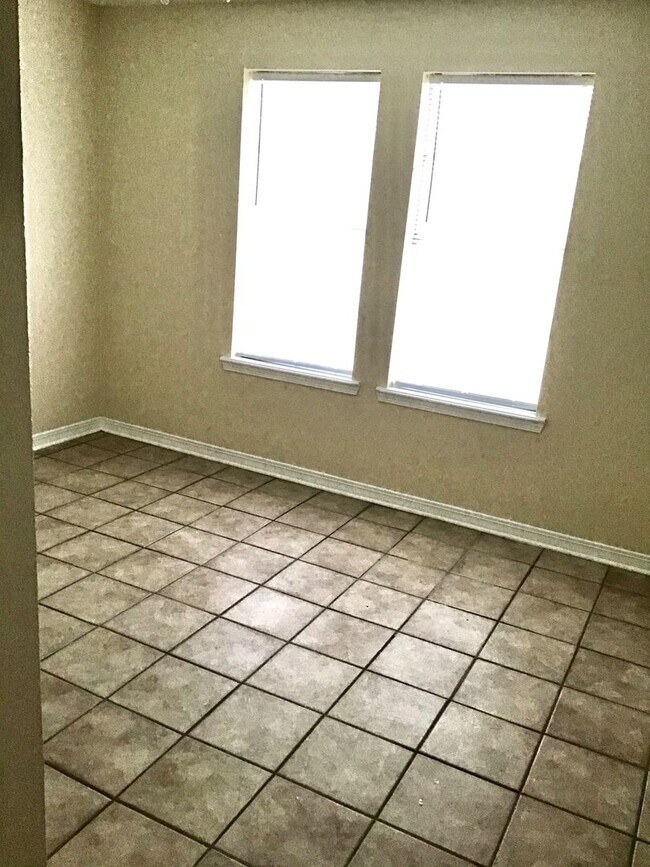 Building Photo - 2132 Gardere Ln