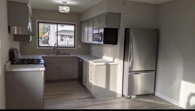 Fully renovated kitchen - 1635 Rawson Ave