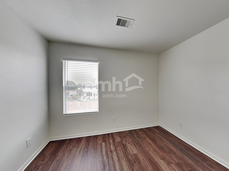 Building Photo - 5634 Cinnamon Lake Dr