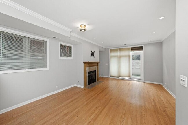 Primary Photo - 2 bedroom in Chicago IL 60657