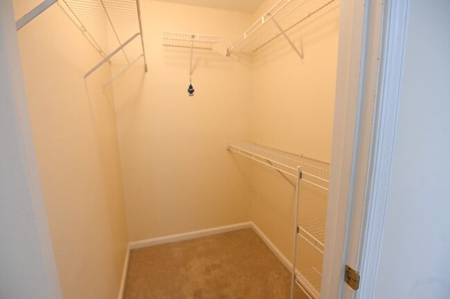 Building Photo - Seven Oaks Townhouse