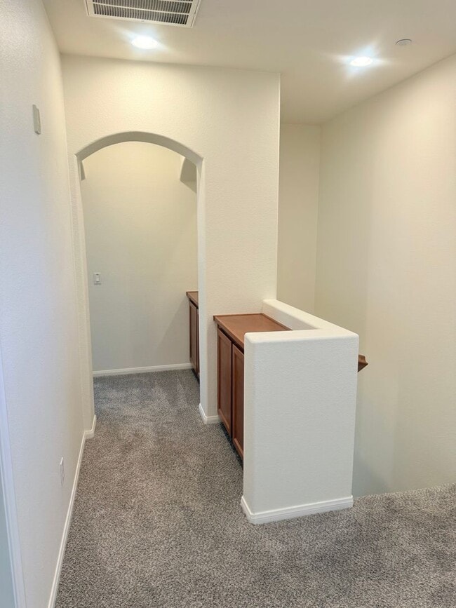 Building Photo - 3 bed 2 car garage condo for rent in Murrieta