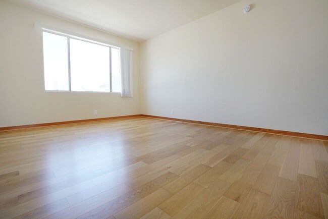 Building Photo - Sunlight Galore 2 Bed / 3Bath + Loft + Sundeck Condo in Westwood!