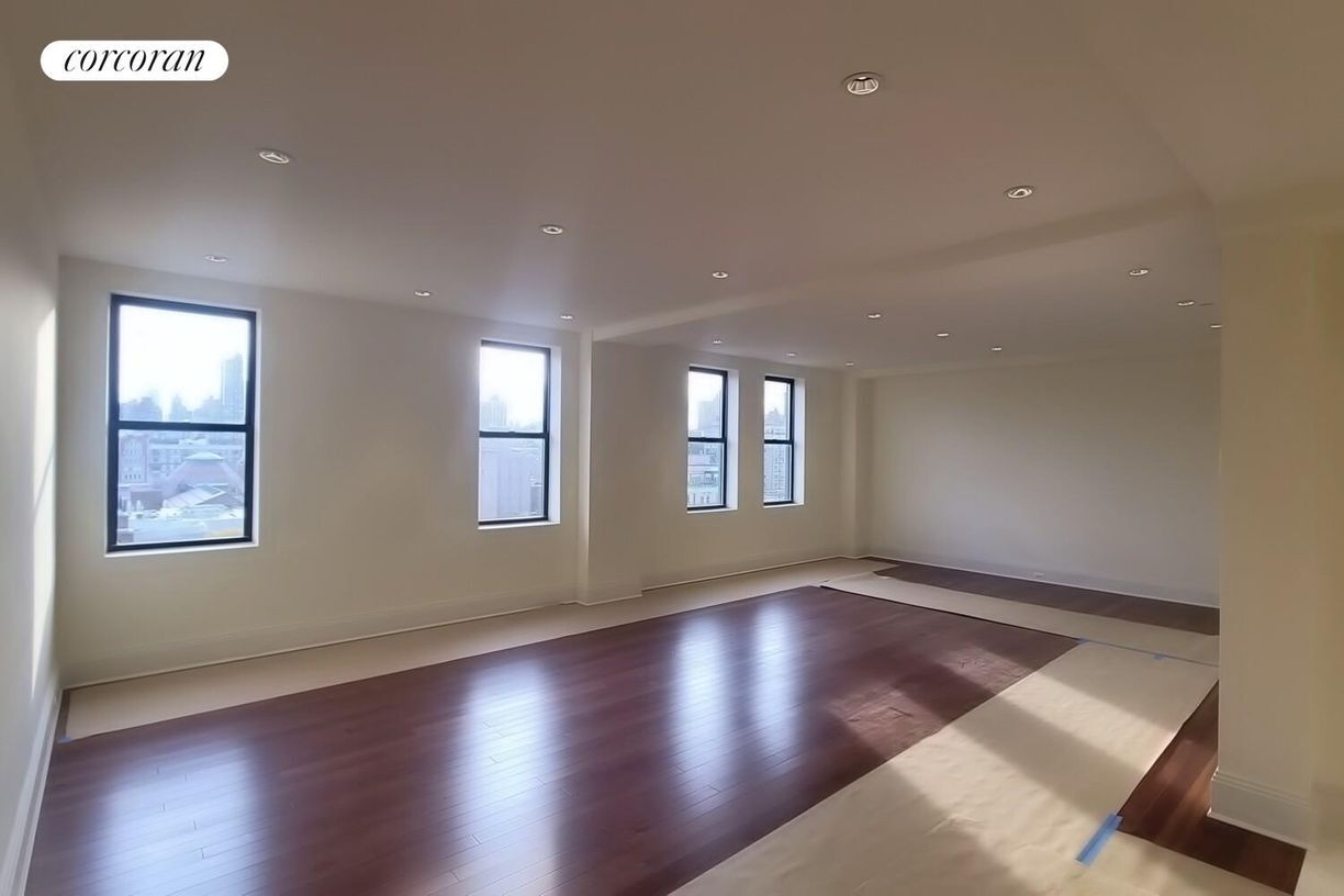 Building Photo - 45 W 81st St