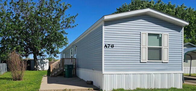 Primary Photo - 2320 E MacArthur Rd