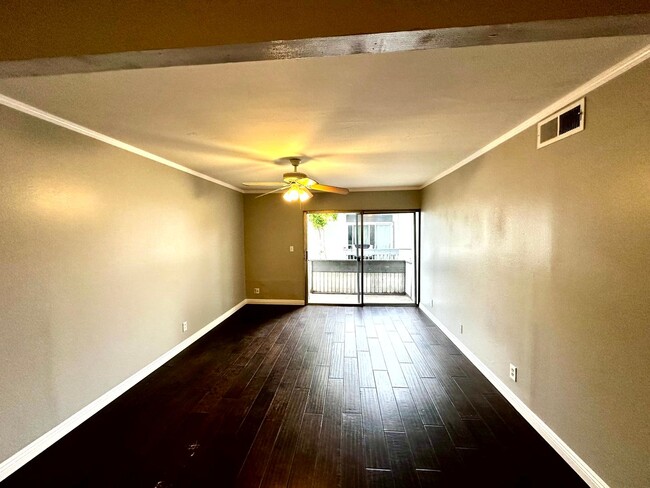 Building Photo - ***MOVE-IN SPECIAL 2 WEEKS FREE RENT***Spa...
