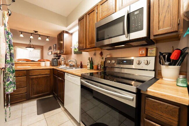 Building Photo - Feel Right at Home – Inviting Fully Furnis...