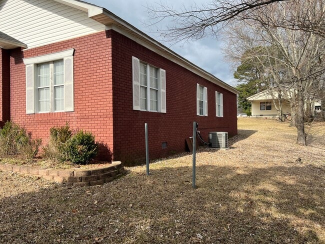 Building Photo - 704 E North St