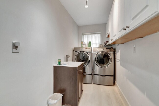 Building Photo - 4450 NE 23rd Ave