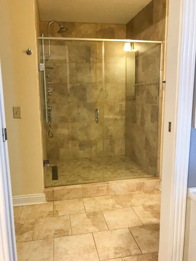 Building Photo - Upscale Luxury Downtown Apartment