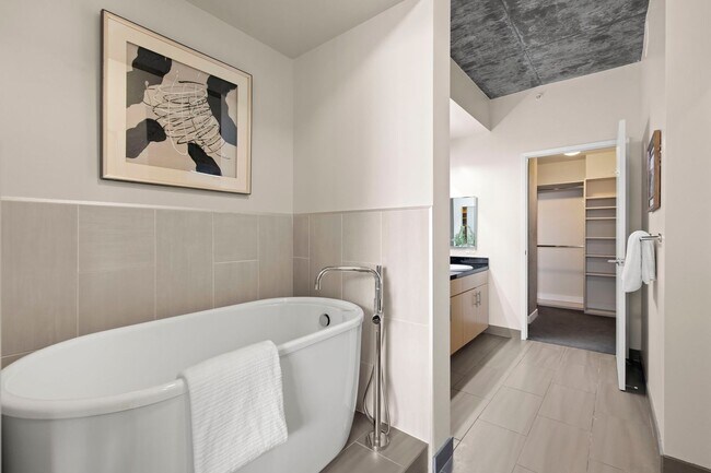 Building Photo - 2 Bed/2 Bath Luxury Condo at The Bond