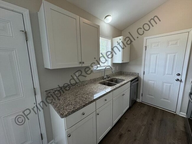 Building Photo - Charming 3 bedroom 2 bathroom home in Char...