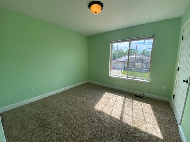 Building Photo - 3 bedroom, 3 bathroom home located in Brus...