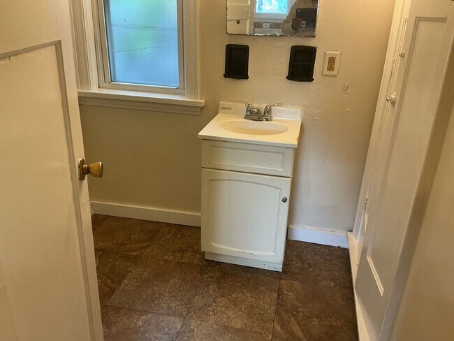 Building Photo - 3 bedroom Single Family