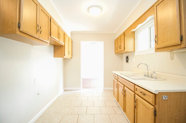 Building Photo - 3001 Edgebrook Dr