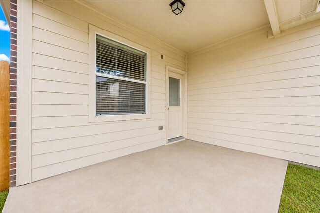 Building Photo - 6030 Starbrook Creek Dr