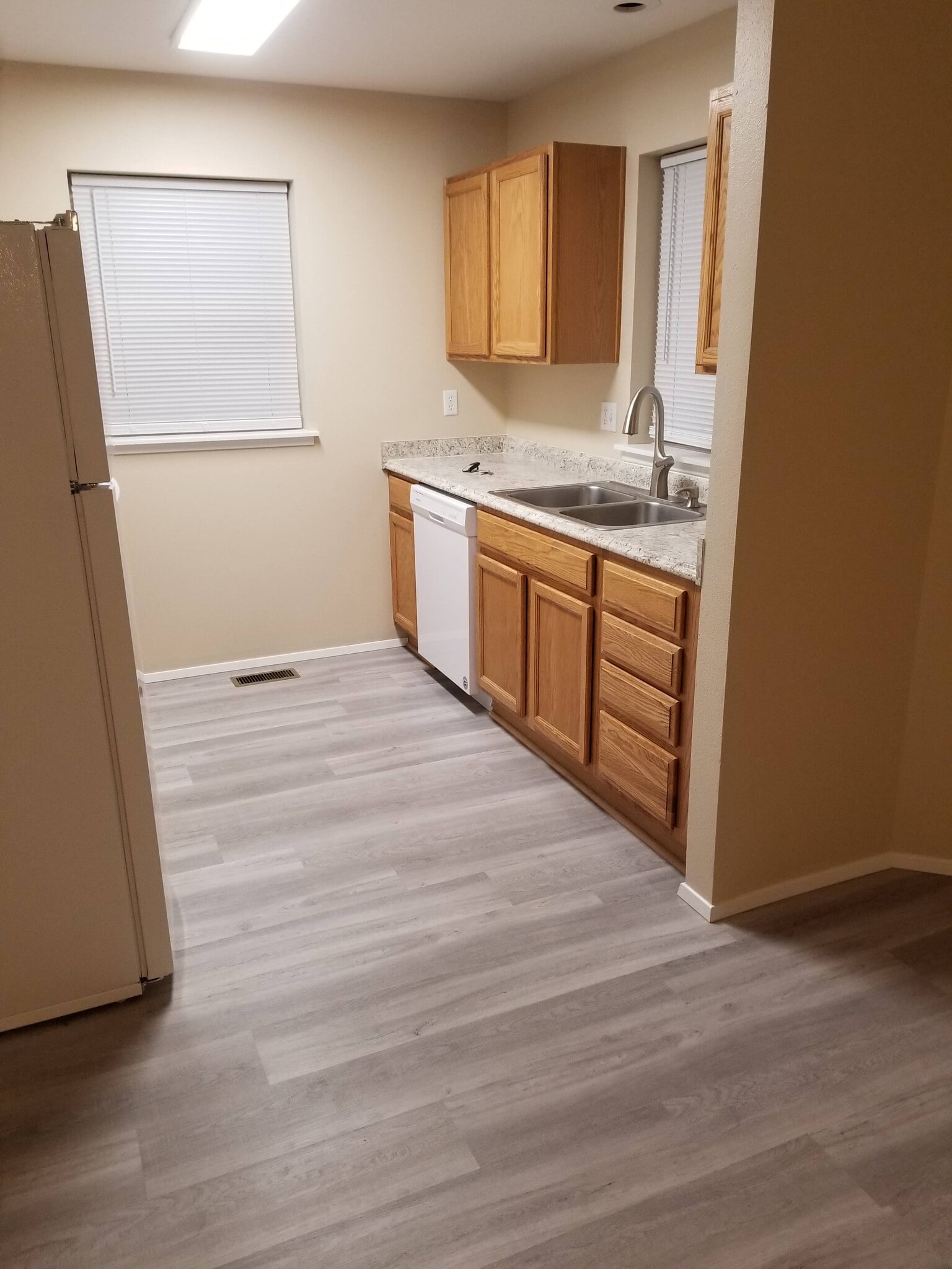 Building Photo - 1048 Ne Warner Pl