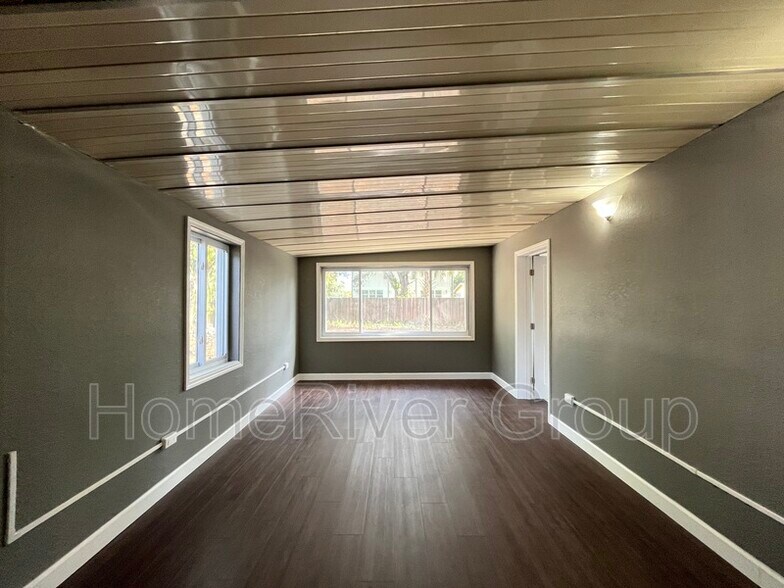 Building Photo - 4715 W Knights Ave