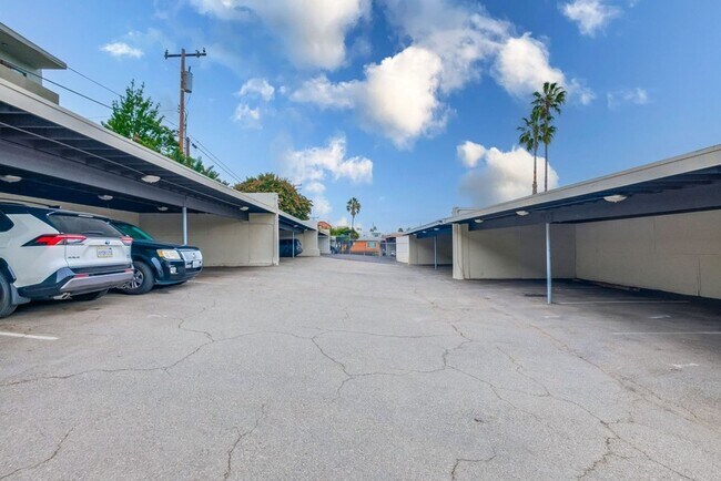 Building Photo - 633 W Hyde Park Blvd
