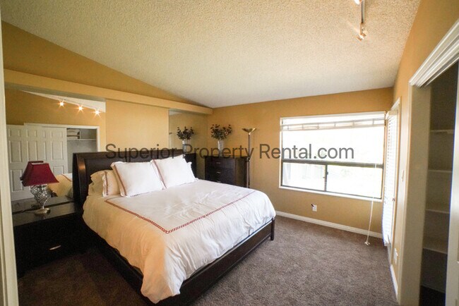Building Photo - Furnished 2 bed, 2 bath condo with views