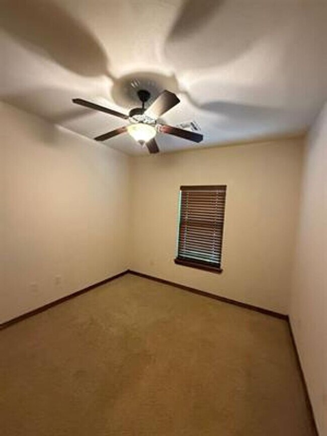 Building Photo - Beautiful Home in desirable Location