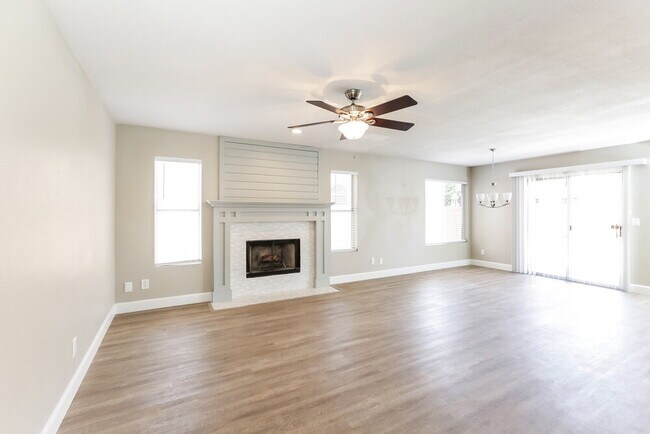 Building Photo - 7922 W Laurel Ln