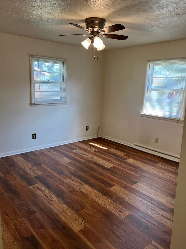 Building Photo - 2 Bedroom (Ellettsville) Available Septemb...