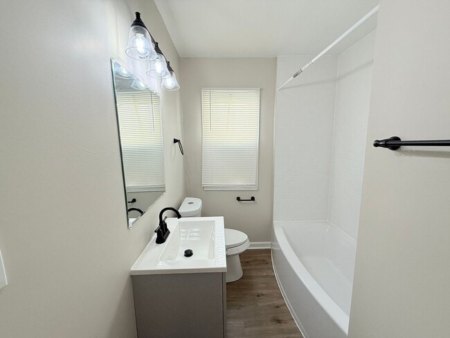 Building Photo - This beautifully updated 3-bedroom, 1-bath...
