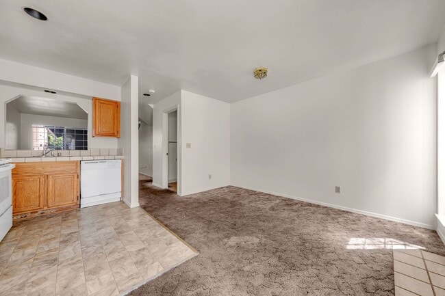 Building Photo - One car garage Townhouse