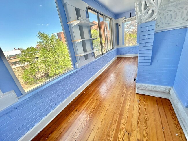 Building Photo - Charming Historic Condo in the Heart of Up...