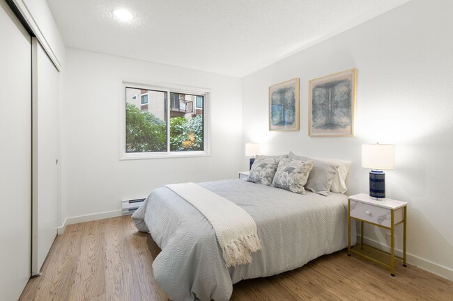 Building Photo - Newly updated, quiet condo in GREAT locati...