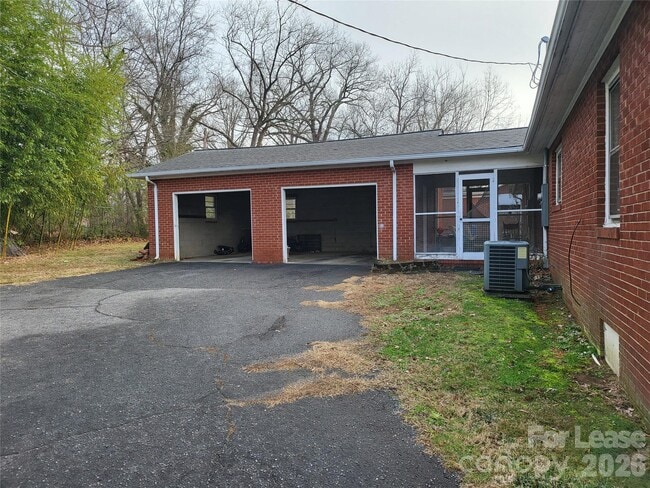 Building Photo - 1047 E Main St