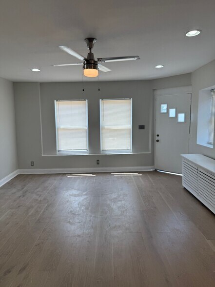 Building Photo - 2633 E Monmouth St