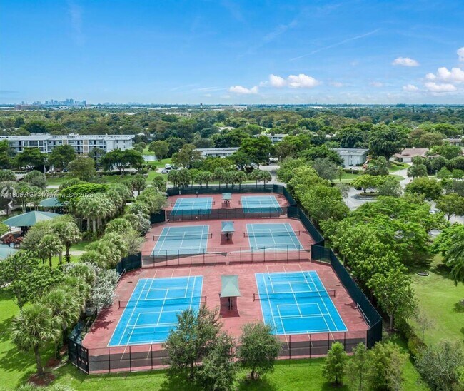 Building Photo - 2701 S Palm Aire Dr