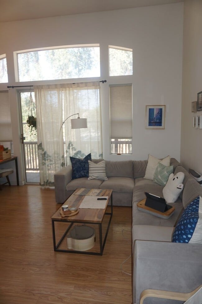 Building Photo - Stunning 2 Bed 2 Bath Tustin Condo with So...