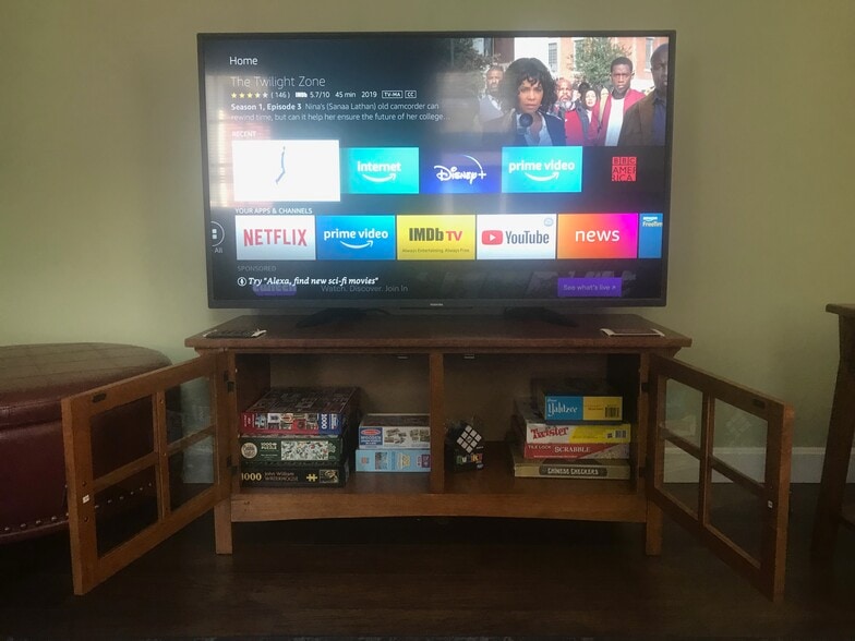 55" tv with streaming channels - 82 High St