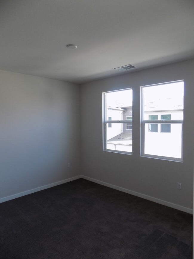 Building Photo - Beautiful 1 Bedroom 1 Bath Condo in Ranch ...