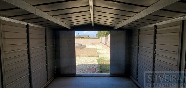 Building Photo - A Comfortable Home awaits the right Tenant!