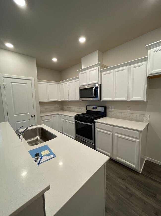 Building Photo - Town Home in NW Redmond's Canyon Ridge