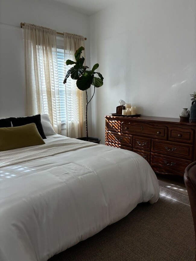 Building Photo - Stunning Fully Furnished 4-Bedroom, 2.5 Ba...