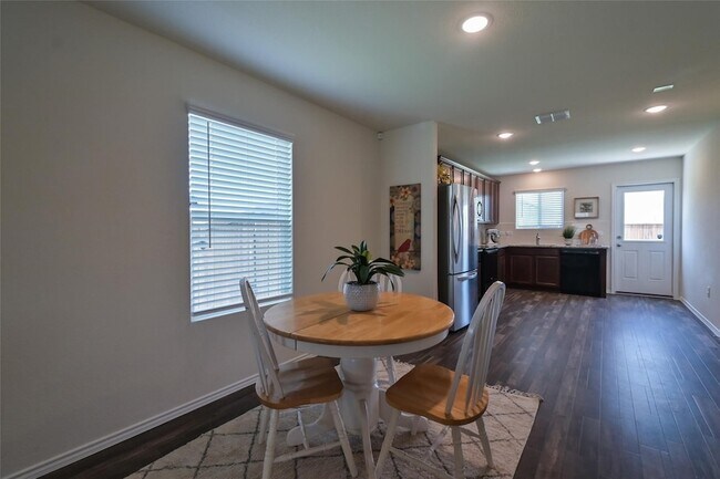 Building Photo - 1205 Waggoner Dr